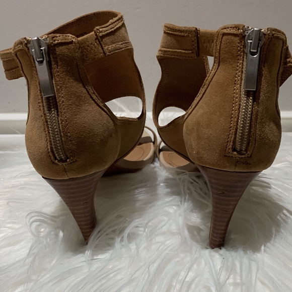 NEW 🔥TAHARI SUEDE LEATHER 🔥HEEL SANDALS - SZ 7  BROWN BEIGE OPEN TOE BACK ZIP - Picture 7 of 8